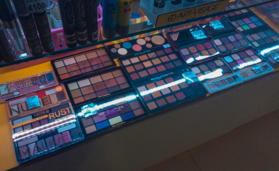 Примерьте к Новому году модный макияж: 5 оттенков теней, которые старят — чем их заменить Примерьте к Новому году модный макияж: 5 оттенков теней, которые старят — чем их заменить