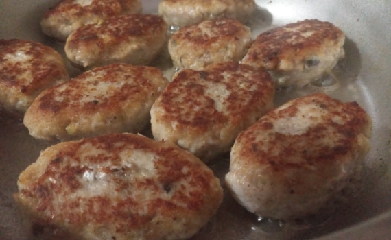 Сочные куриные котлеты без мясорубки и хлеба: как приготовить — справятся даже неопытные повара Сочные куриные котлеты без мясорубки и хлеба: как приготовить — справятся даже неопытные повара