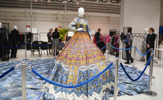 Prada весна-лето 2026: где заканчивается мода и начинается современное искусство Prada весна-лето 2026: где заканчивается мода и начинается современное искусство