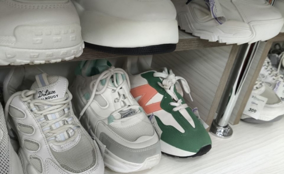 Не стыдно разуваться в гостях — свежесть за копейки: этот лайфхак спас мою обувь и нервы без химии Не стыдно разуваться в гостях — свежесть за копейки: этот лайфхак спас мою обувь и нервы без химии